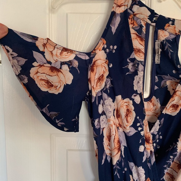 Cold shoulder dress - Picture 4 of 5